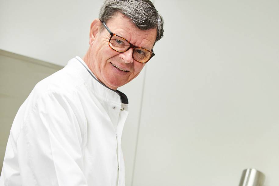 Harald Wohlfahrt, der Koch, schaut in Kamera
