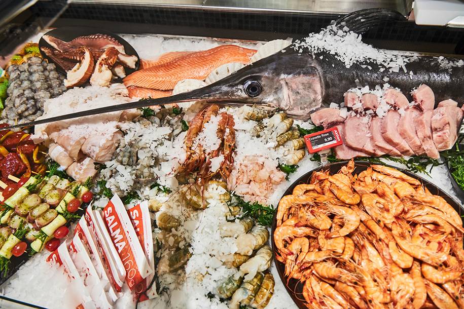 Nahaufnahme von Fischtheke mit Schwertfisch