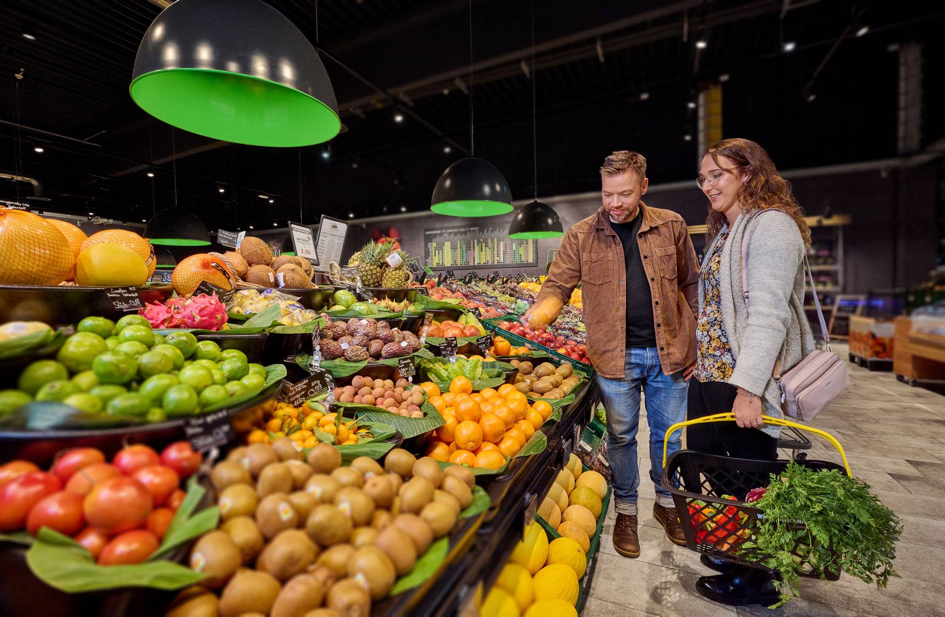 Frucht und Gemüseabteilung mit Kunden